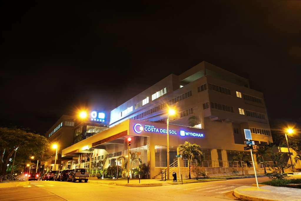 Wyndham Costa Del Sol Pucallpa Exterior photo The hotel at night