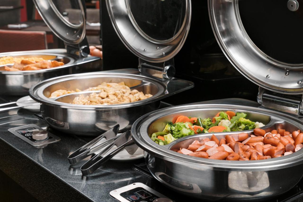 Wyndham Costa Del Sol Pucallpa Exterior photo A chafing dish